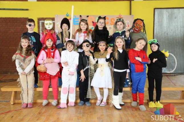 Deca iz Čantavira pod maskama terala zimu