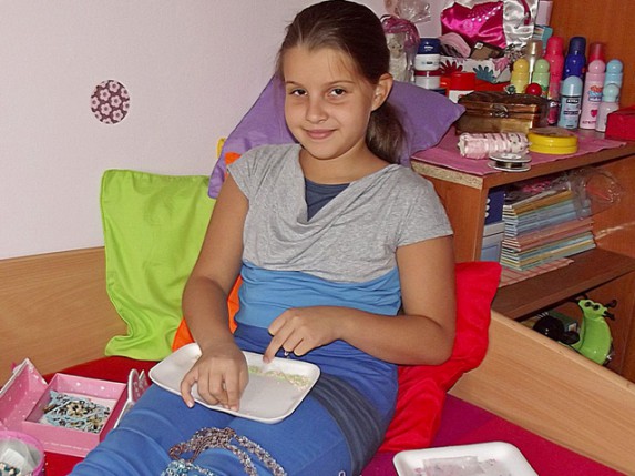 Učenica od prodaje nakita plaća račune