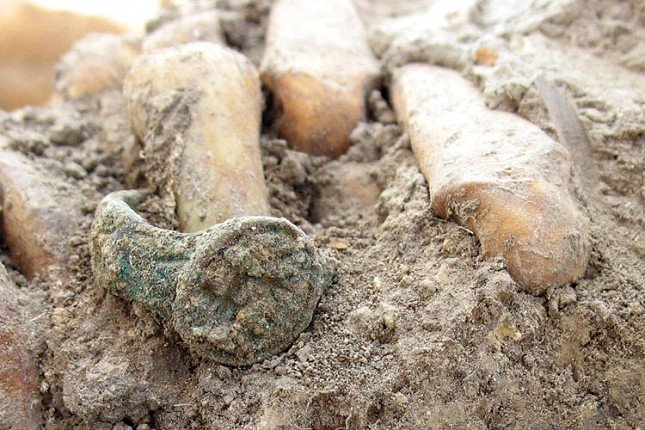 Prsten sa predstavom ruke koja drži mač