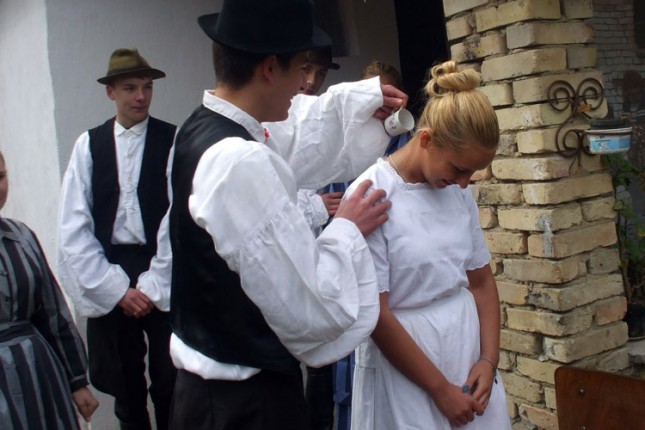 Obeležen "Vodeni ponedeljak": Polivači ne zaboravljaju ni cure ni nane