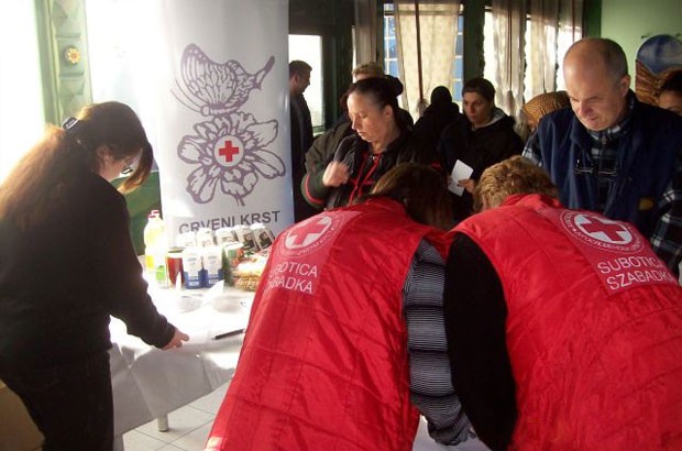 Crveni krst organizuje podelu odeće za penzionere