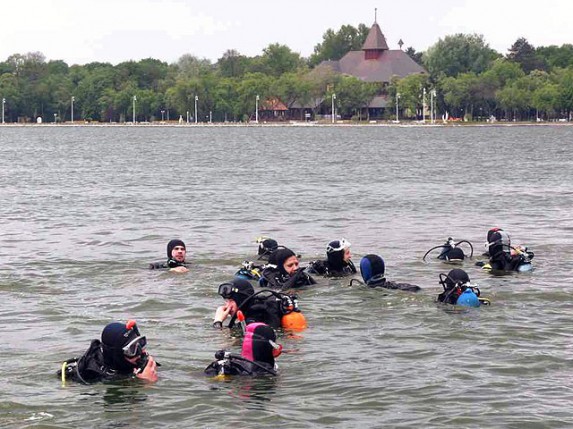 Ronilačka solidarnost na jezeru