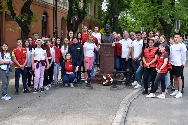 Crveni krst darovao bebe rođene 8. maja
