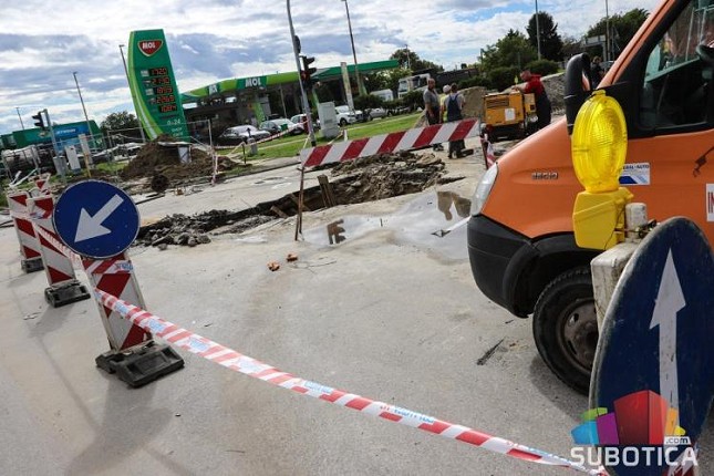 Zbog havarije na vodovodnoj mreži ulazak u Bajnatsku sa Senćanskog puta zatvoren,  linije 1a i 2 menjaju trasu saobraćanja