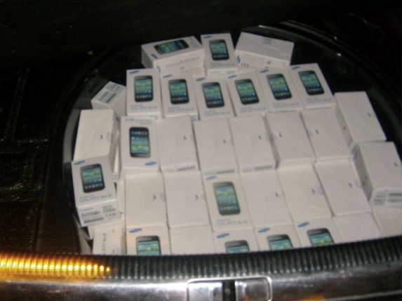 Zaplenjeno 130 telefona vrednosti 15.000 evra