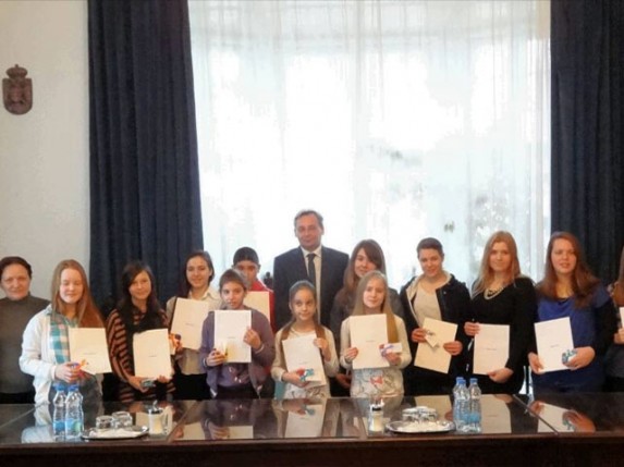 Prijem za učenike nagrađene na likovnom konkursu u Nju Delhiju