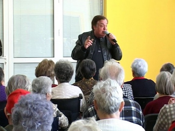 Kićo Slabinac pevao za korisnike Gerontološkog centra