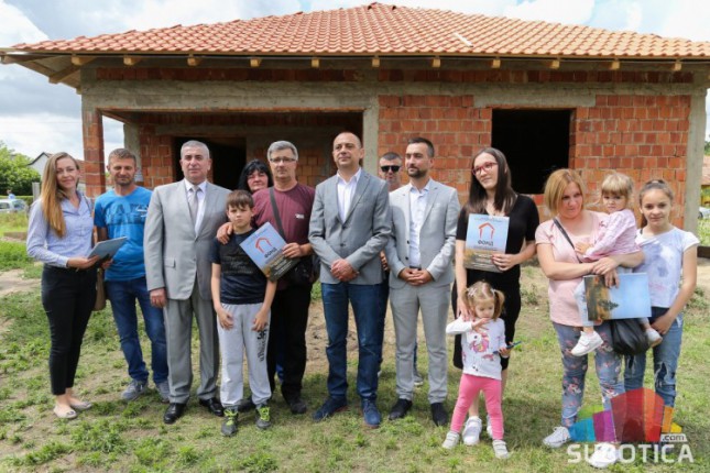 Izbegličke porodice dobile sredstva za izgradnju kuća 