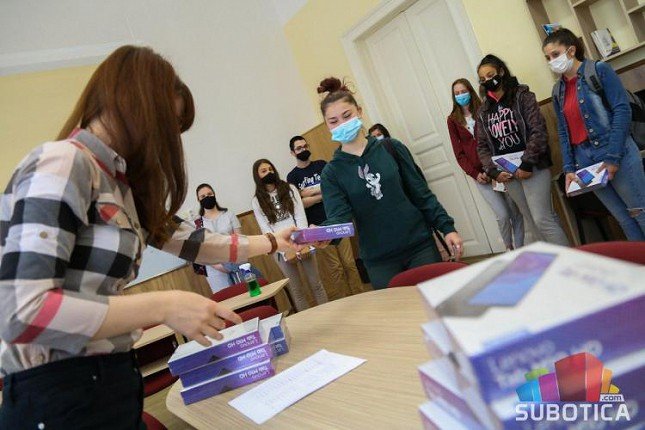 Učenici Hemijsko-tehnološke škole dobili tablete u cilju lakšeg praćenja onlajn nastave