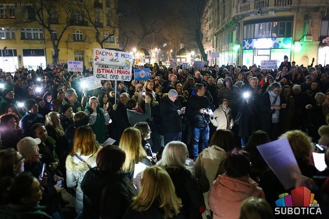 Održan skup prosvetnih radnika, roditelja i učenika na Trgu slobode