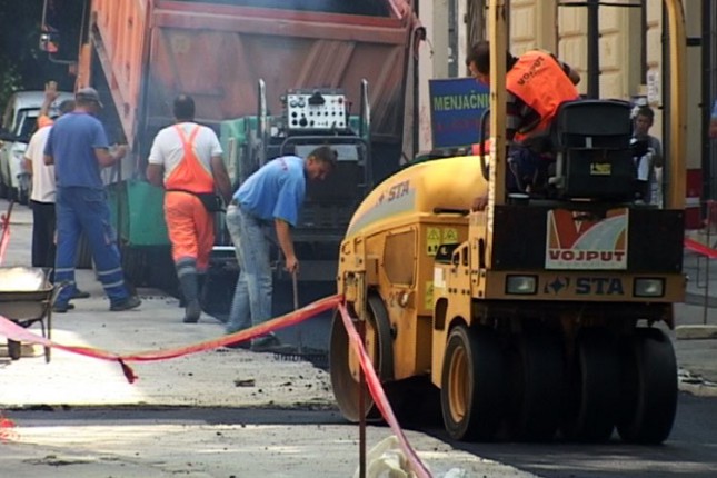 Kasne radovi na zameni toplovodnih cevi