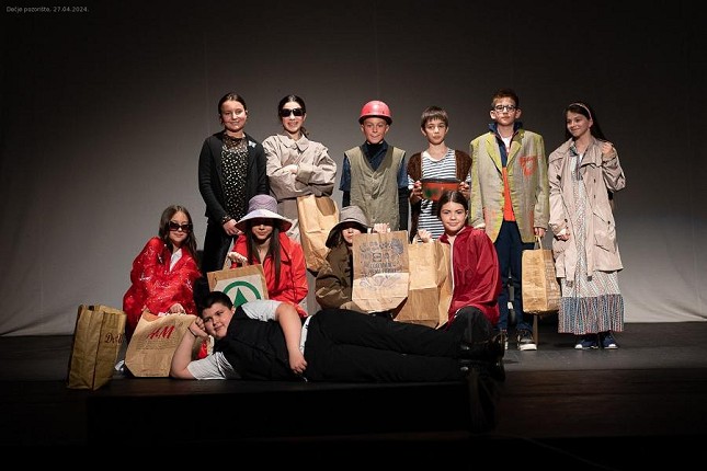 Osnovci premijerno odigrali predstavu "Princ neženja"