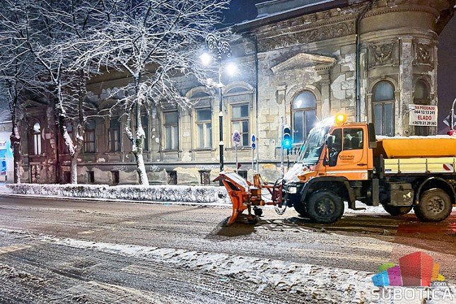 Zimska služba u prvom stepenu pripravnosti, održavanje puteva trajalo do duboko u noć