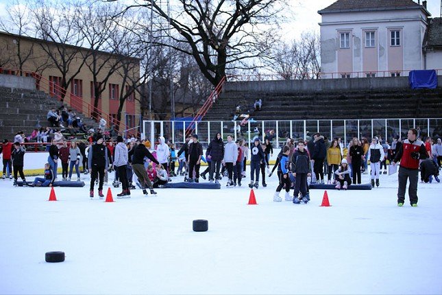 "Super zima" - nadmetanje u spretnosti na ledu za decu