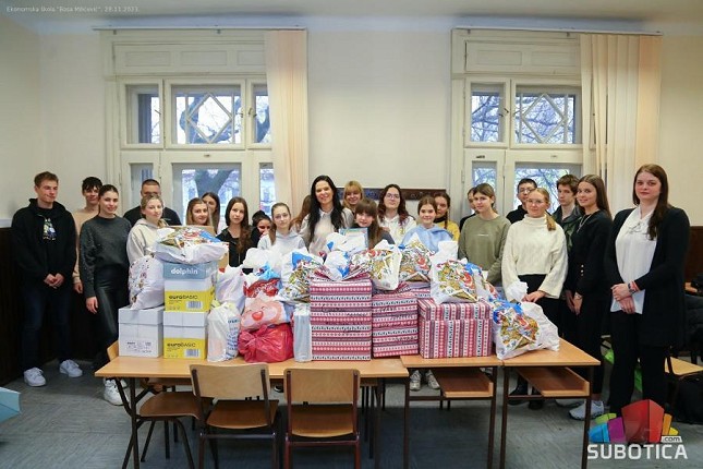 Đaci Ekonomske škole prikupili slatkiše za novogodišnje paketiće siromašnim sugrađanima