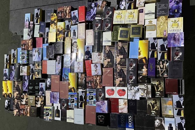 U magacinu kurirske službe zaplenjena veća količina parfema i obuća bez dokumentacije