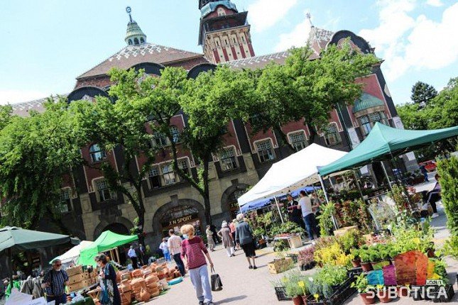 Cvetna pijaca oživela centar grada