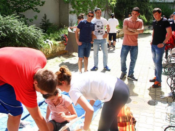 Fudbaleri Spartaka posetili takmičare u pružanju prve pomoći