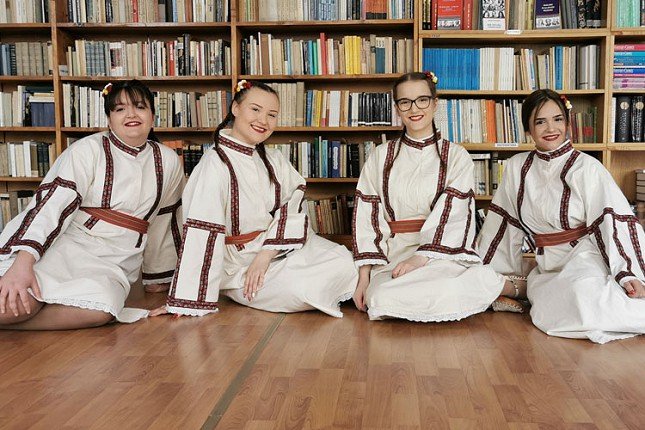 Pevaju u horu i - po školskim hodnicima