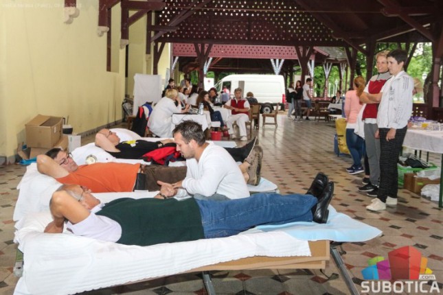 I pored loših vremenskih prilika građani se u lepom broju odazvali na akciju davanja krvi