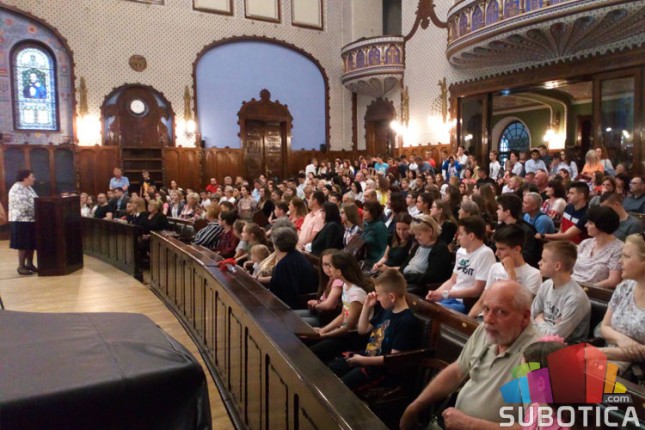 Dodeljene pohvalnice učenicima za postignute uspehe na republičkim i međunarodnim takmičenjima