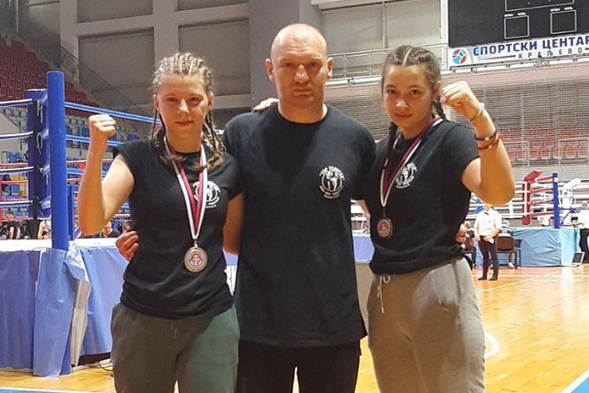 Kik boks: Dve srebrne medalje takmičarki KBK "Top fighter" na Prvenstvu Srbije