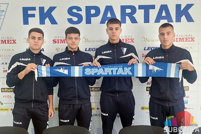 Fudbal: Četvorica omladinaca potpisala profesionalne ugovore sa Spartakom