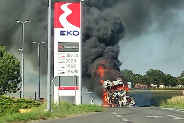 Saobraćajna nezgoda na putu prema Bajmoku, izgoreli kamion i automobil sa vozačem