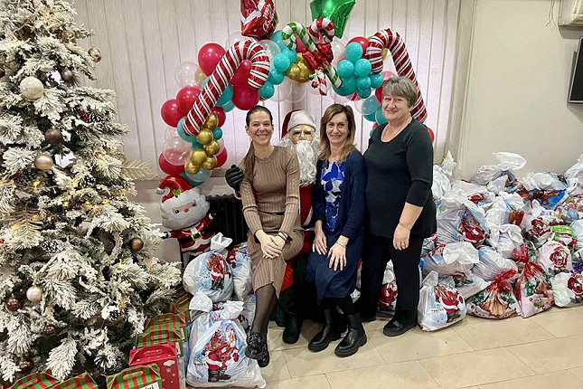 „Praznična čarolija solidarnosti: 240 paketića za dečje osmehe“