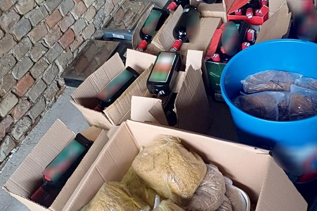 Uhapšeni zbog ilegalnog skladištenja i prodaje vegete, duvana i alkohola
