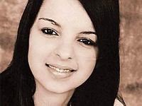 Stablo palo na devojku dok je sedela na klupi