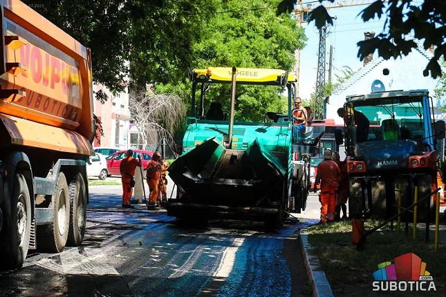 Novi sloj asfalta u Ivangradskoj ulici