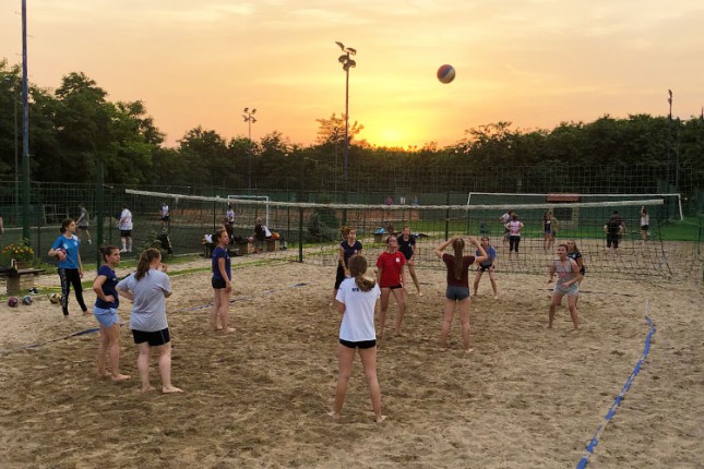 Promocija odbojke za devojčice kroz akciju &quot;Ostavi mobilni i uzmi loptu&quot;