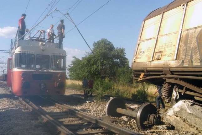 Teretni voz iskočio iz šina kod stanice "Naumovićevo"