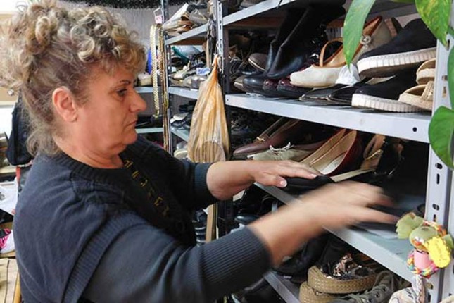 Ona stvara svoja umetnička dela - popravlja pohabane cipele