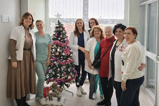 Najlepši pokloni su oni od srca: Udruženje „Jedna uz drugu“ uz žene na lečenju