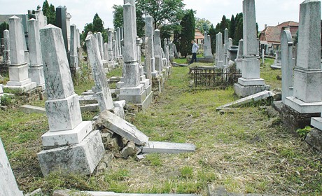 Oskrnavljeno jevrejsko groblje