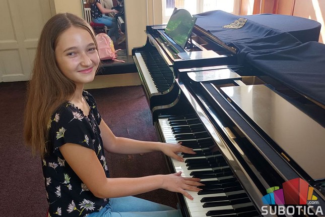 Učenica Muzičke škole Jelena Popović, višestruko nagrađivana mlada pijanistkinja