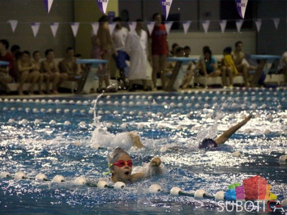 Na plivačkoj manifestaciji prikupljeno 45.000 dinara za Biljanu i Sandru