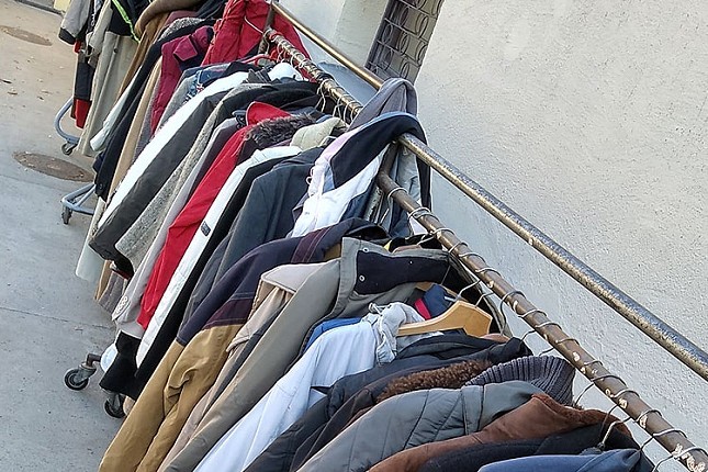 U subotu podela garderobe u dvorištu Crvenog krsta