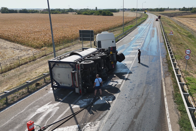 Kod izlaza na auto-put (jug) prevrnuo se kamion-cisterna, saobraćaj bio privremeno preusmeren