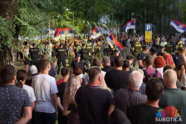 Mirno, ali napeto veče ispred prostorija SNS-a u Subotici
