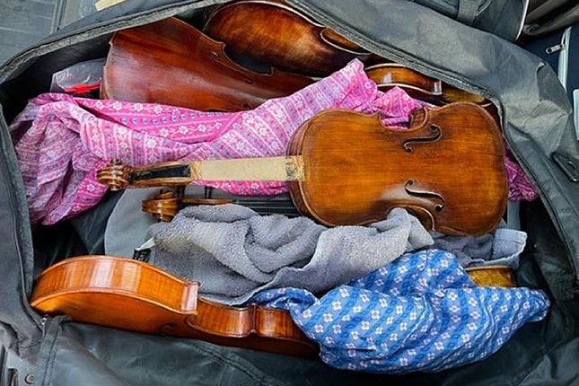 Carinici na Horgošu sprečili krijumčarenje dvanaest skupocenih violina, jedna stara 150 godina