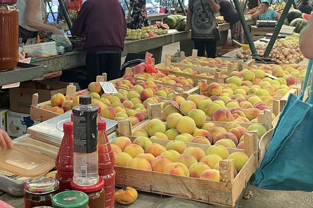 Sezona pripreme zimnice može da počne - bogata ponuda voća i povrća na pijacama