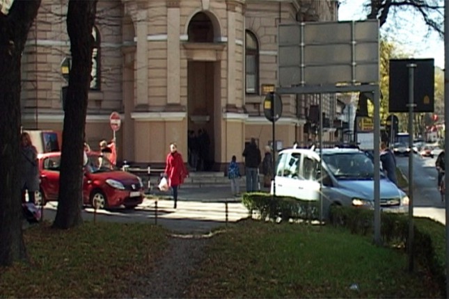 Nepropisno parkiranje ispred škole predstavlja pretnju po bezbednost dece