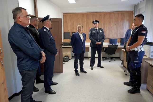 Ministar Dačić obišao policiju i vatrogasce u Subotici