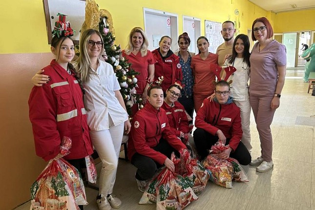 Novogodišnja radost za decu korisnike Narodne kuhinje i lečene na dečjem odeljenu bolnice