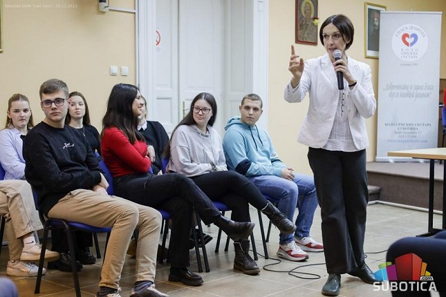 Ekipa Ekonomske škole pobednik kviza o poznavanju istorije Subotice