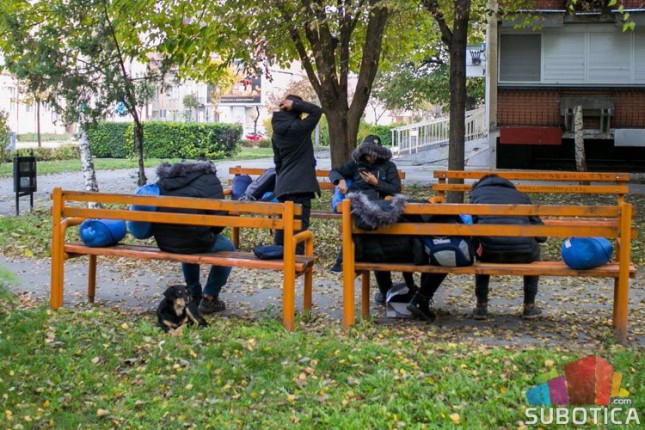 Roditelji negoduju zbog migranata u blizini škole, nadležni poručuju da čine sve da đaci budu bezbedni