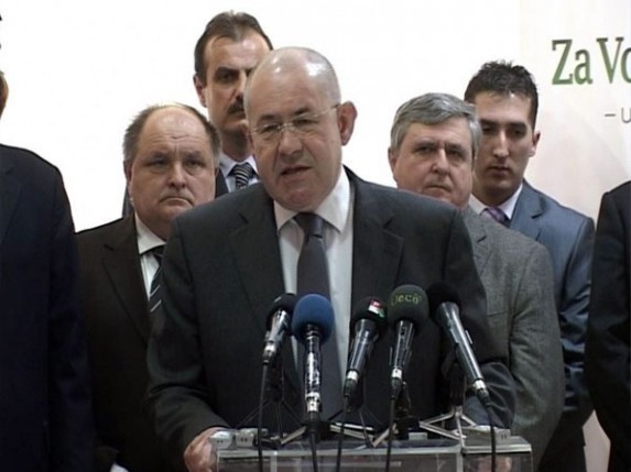 SVM na izbore izlazi samostalno